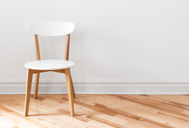 Cadeira branca em um quarto vazio
 - Foto, Imagem