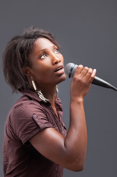 Schwarze Frau singt ins Mikrofon - Foto, Bild