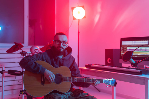 Tworzenie muzyki i koncepcja studio nagraniowe - Brodaty człowiek gitarzysta nagrywania gitara elektryczna utwór w domu studio - Zdjęcie, obraz