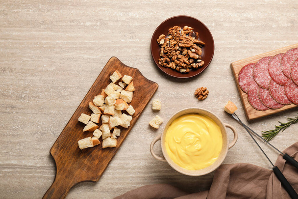 Fonduta di formaggio con snack sul tavolo
 - Foto, immagini