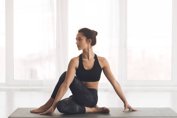 Chica en forma practicando yoga mirando espacio de copia
 - Foto, Imagen