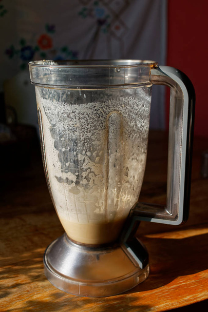Processo de produção caseira de leite de soja - mistura da polpa de soja e da água
 - Foto, Imagem