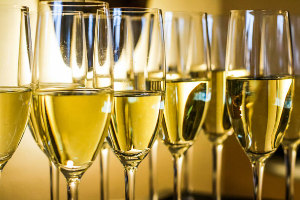 Copas de champán y vino espumoso servidos en una bandeja durante
  - Foto, Imagen