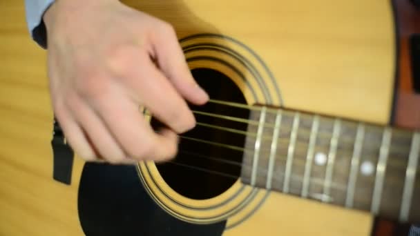 mãos masculinas tocando guitarra acústica
 - Filmagem, Vídeo