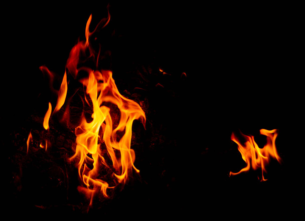 chama de fogo sobre um fundo preto - Foto, Imagem