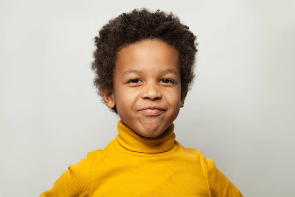 Vtipné černošky dítě chlapec šklebí na bílém pozadí - Fotografie, Obrázek