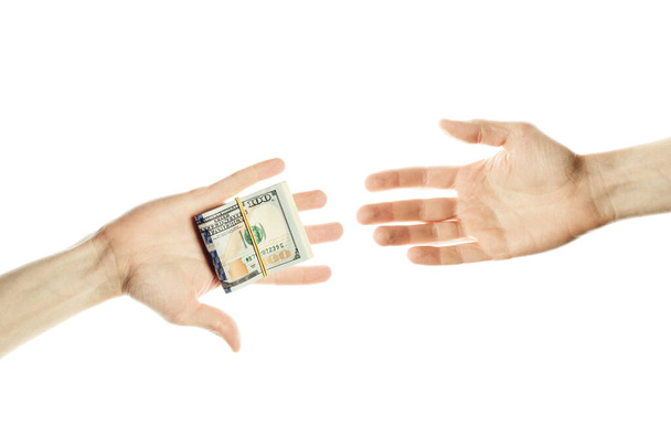 Рука людини дає готівку або покупки. Дві руки чоловічої статі.  - Фото, зображення