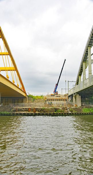Industrie und Natur am Ufer des Waal in Holland, 14.15 Uhr ; 15. August 2016 Holland, Niederlande, Europa - Foto, Bild