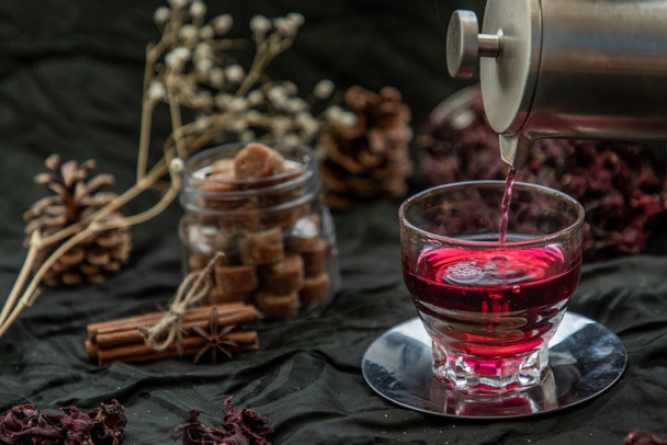 Roselle tea (Jamaica sorrel, Rozelle or hibiscus sabdariffa ) is - Zdjęcie, obraz