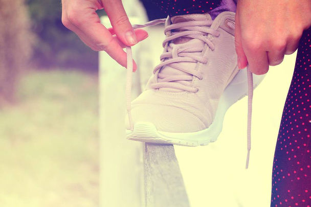 Scarpe sportive per fitness e running. Mani legate lacci delle scarpe primo piano
. - Foto, immagini