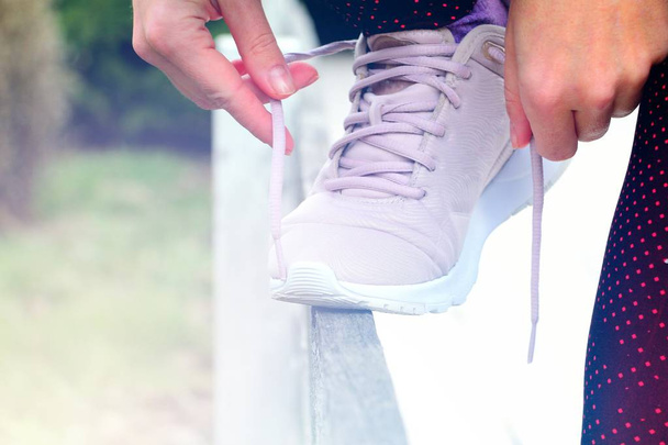Chaussures de sport pour le fitness et la course. Lacets attachés les mains gros plan
. - Photo, image