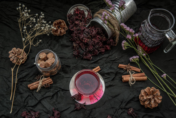 Roselle tea (Jamaica sorrel, Rozelle or hibiscus sabdariffa ) wi - Fotoğraf, Görsel