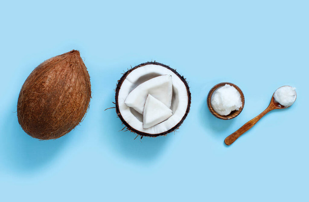 Kokosöl in einer Schüssel mit einem Löffel  - Foto, Bild