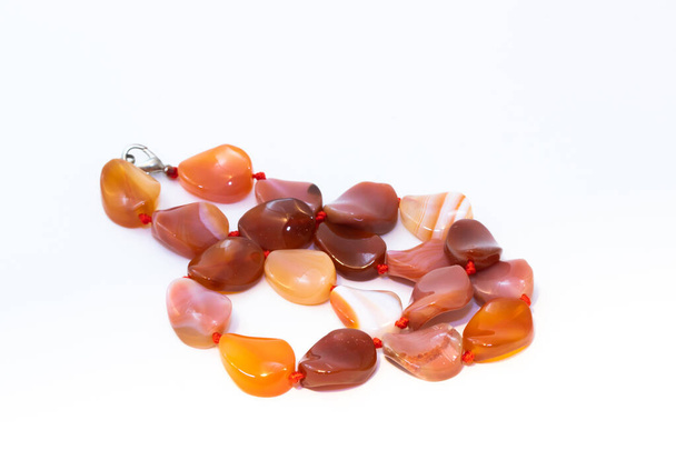 Perles d'agate brunes isolées sur fond blanc
 - Photo, image