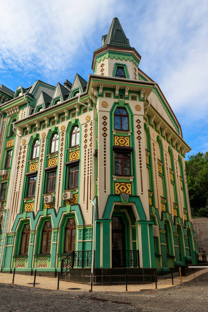 Ukrayna 'nın Kiev kentindeki Vozdvizhenka elit bölgesinin renkli evleri - Fotoğraf, Görsel