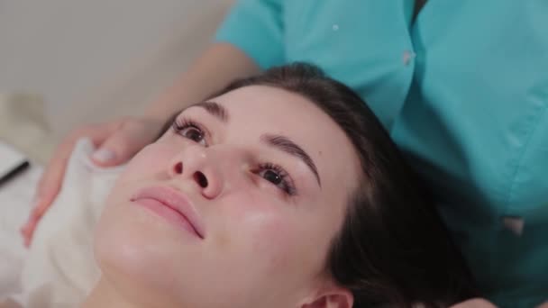 Piękna kobieta przed masażem twarzy. - Materiał filmowy, wideo