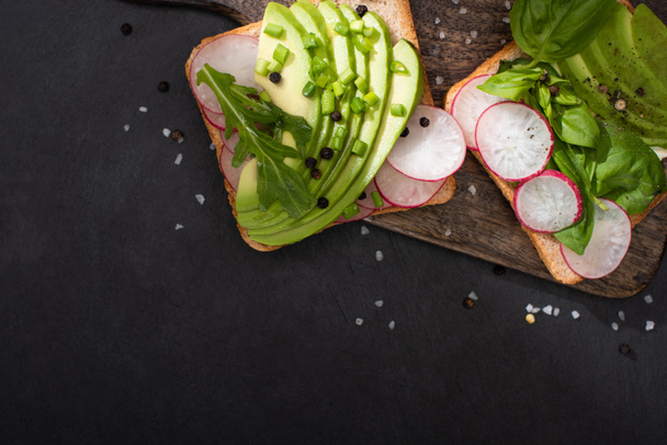 板に野菜を盛ったオーガニックサンドイッチの上からの眺め  - 写真・画像