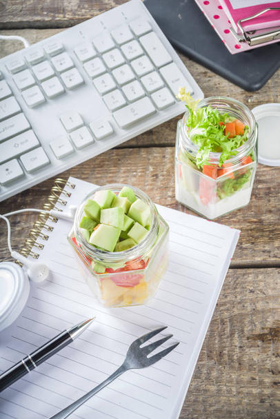 Déjeuner de bureau : pots de salade de légumes
 - Photo, image