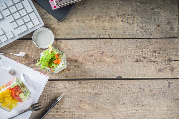 Pranzo in ufficio: insalate di verdure
 - Foto, immagini