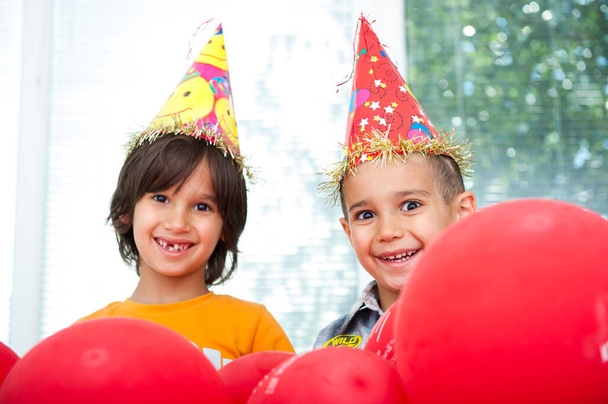 Αγόρια και κορίτσια απολαμβάνουν πάρτι γενεθλίων - Φωτογραφία, εικόνα