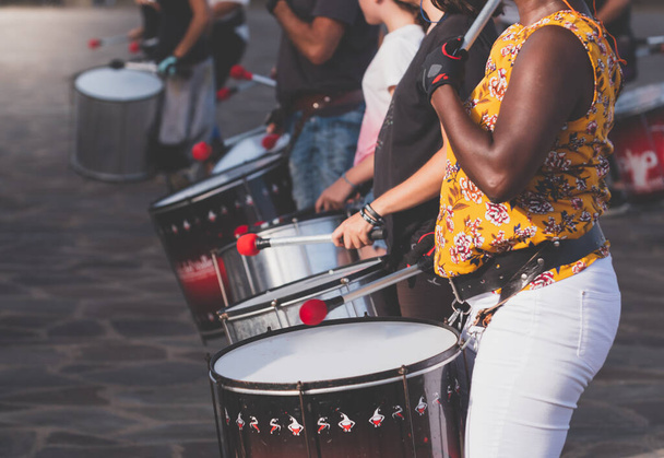Imagem tonificada de músicos tocando bateria enquanto mostram desempenho na rua da cidade
 - Foto, Imagem
