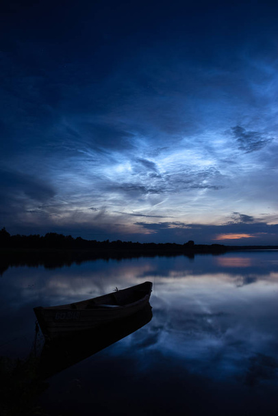 Noctilucent chmury (noc świecące chmury) - Zdjęcie, obraz