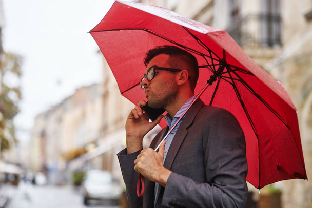 stylish businessman talking on the phone on the street - Foto, Imagen