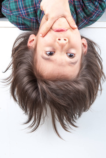 Niño con el pelo largo - Foto, imagen
