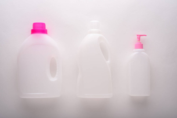 白い背景に白い製品を洗浄する空の容器ボトル - 写真・画像