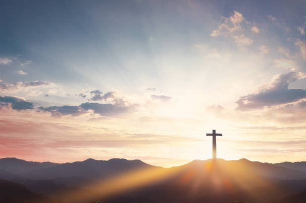 Concepto del Viernes Santo: cruz con puesta de sol en el fondo del cielo
 - Foto, imagen