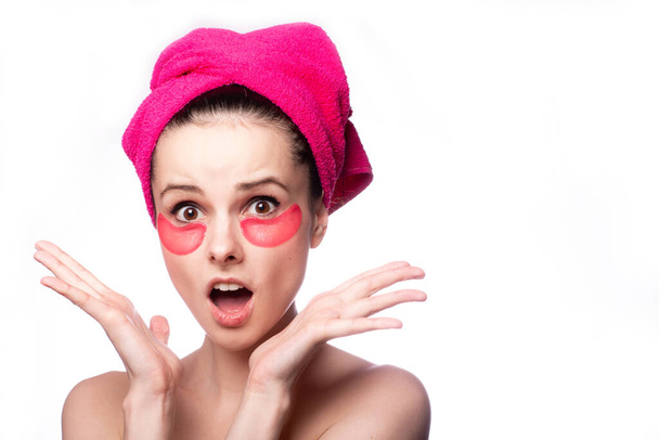 giovane donna dopo una doccia in un asciugamano rosa e patch
 - Foto, immagini