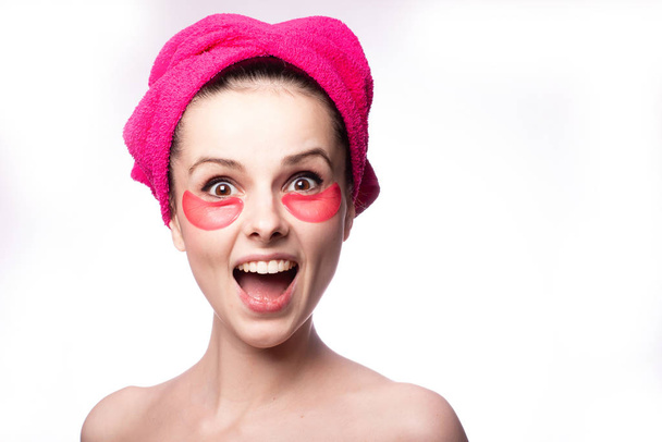 fiatal nő után zuhany egy rózsaszín törölköző és foltok - Fotó, kép