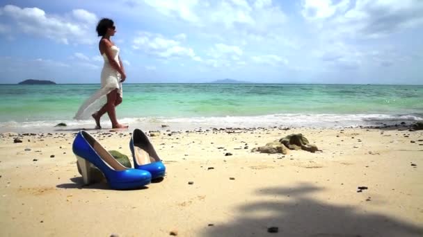 Novia caminando magnífica orilla del mar en Tailandia
 - Imágenes, Vídeo