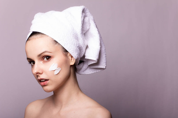девушка с белым полотенцем на голове и кремом на лице
 - Фото, изображение
