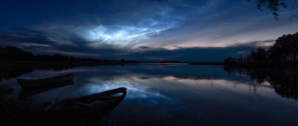 Noctilucent σύννεφα (νύχτα λάμπει σύννεφα) - Φωτογραφία, εικόνα