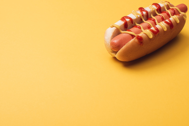 délicieux hot dog avec saucisse, moutarde et ketchup sur jaune
  - Photo, image
