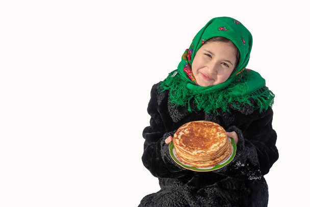 白い背景で隔離されたパンケーキとかわいい女の子.シュロヴェチド - 写真・画像
