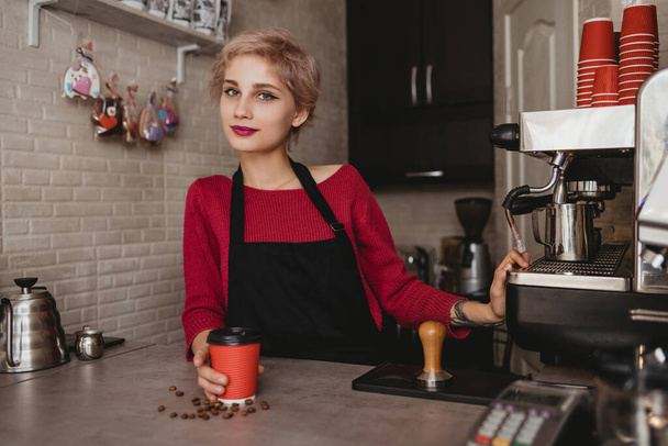 rövid hajú barista lány kávét főz - Fotó, kép