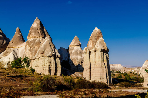 Stone pillars in the Love valley in in Goreme national park. Goreme village, Anatolia, Turkey, Asia. - Foto, Imagem