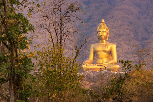 Grande statue de Bouddha Khao Wongphrachan, Wat Khao Wong Phra Chan tem
 - Photo, image