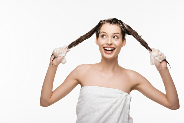 fille gaie s'amuser tout en lavant les cheveux longs isolés sur blanc
 - Photo, image
