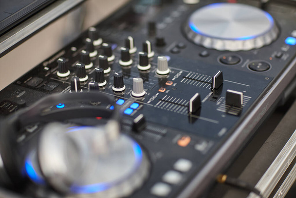 DJ console, music equipment for various events - Zdjęcie, obraz