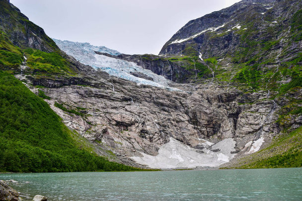 Ο παγετώνας Boyabreen στη Νορβηγία. Η λίμνη με τα καθαρά νερά. - Φωτογραφία, εικόνα