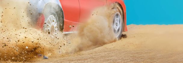 Kies spritzt von Rallye-Rennwagen auf Strecke. - Foto, Bild