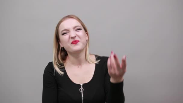 Nuori blondi tyttö musta takki tyytymätön nainen osoittaa vastustusta
 - Materiaali, video
