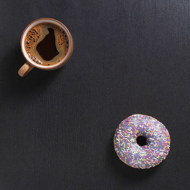 Чашка кави з пончиком
 - Фото, зображення