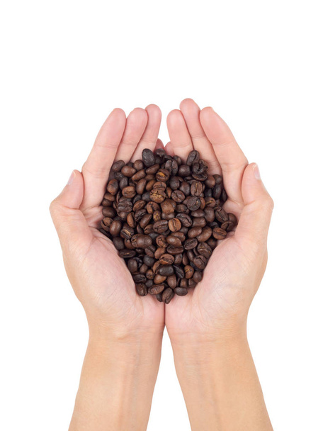 Ruce hoding pražená kávová zrna izolované - Fotografie, Obrázek