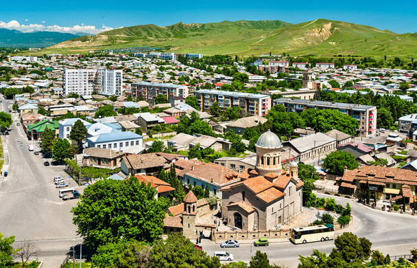 Ciudad de Gori con la Catedral. Georgia
 - Foto, Imagen