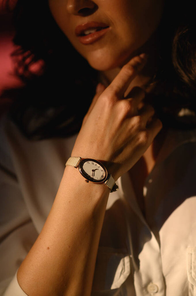  Stylish watch on woman hand. Golden analog wrist watch - Fotoğraf, Görsel