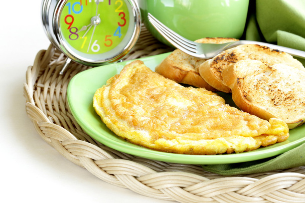 čerstvé Vaječné omelety s bazalkou - Fotografie, Obrázek